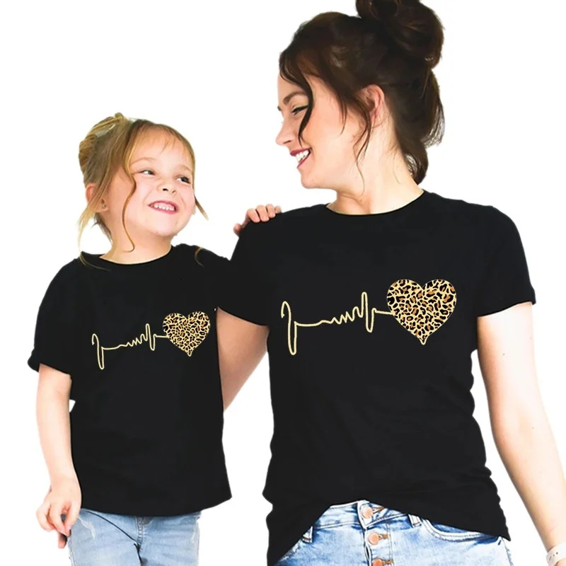 Leopard Heart Family T-shirt M - Plant Parent Shirt recension och pris